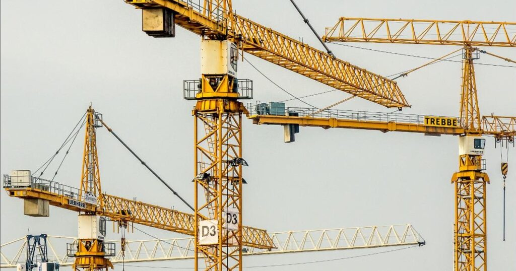 Construcción Industrial y Comercial: Cómo Escalar con Equipos Remotos Especializados