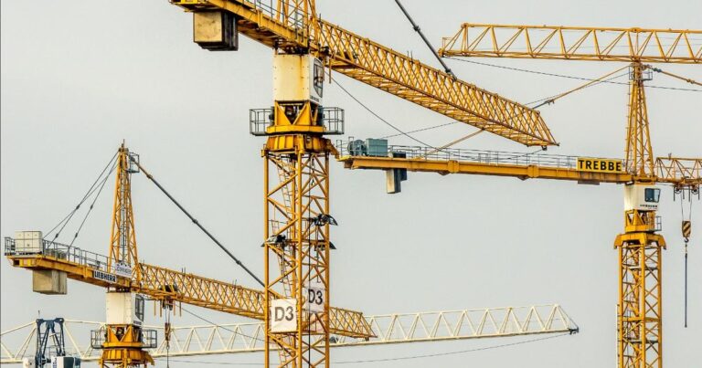 Construcción Industrial y Comercial: Cómo Escalar con Equipos Remotos Especializados