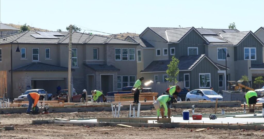 Vivienda de Interés Social (VIS): Cómo Optimizar Costos con Equipos Remotos y Materiales